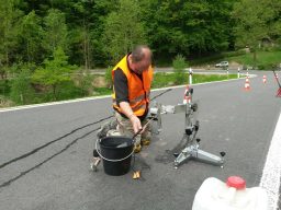 ersuch zur Bestimmung der Oberflächenrauheit von Asphaltdecken.