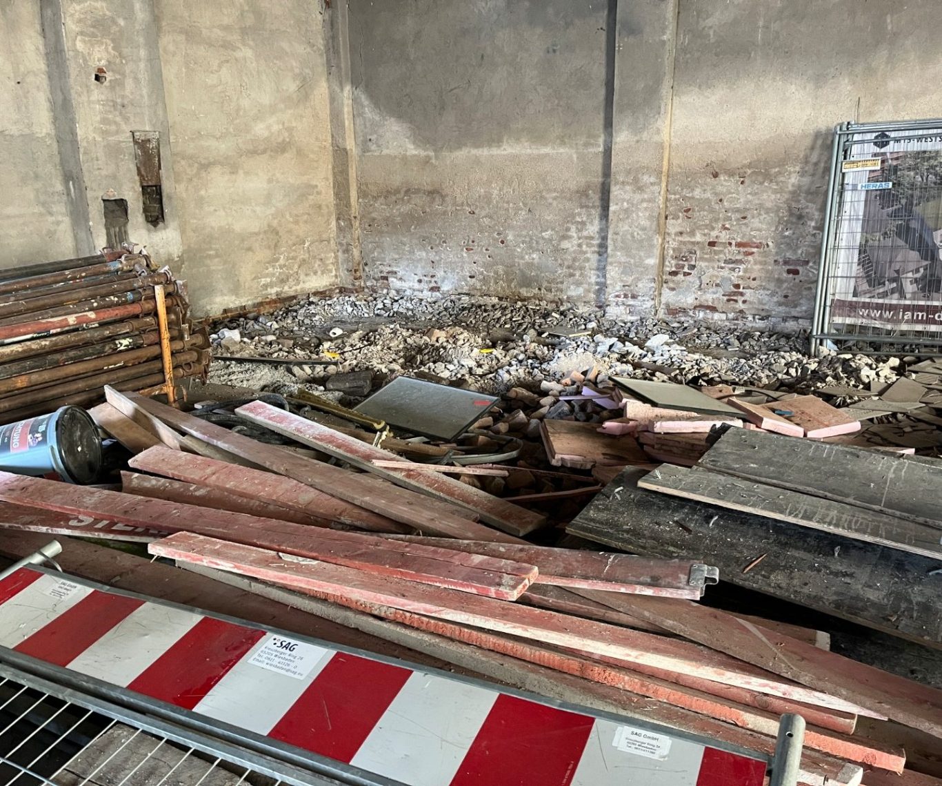 Altlasten, Bauschutt und Abfälle in einem abgeschlossenen Innenraum.